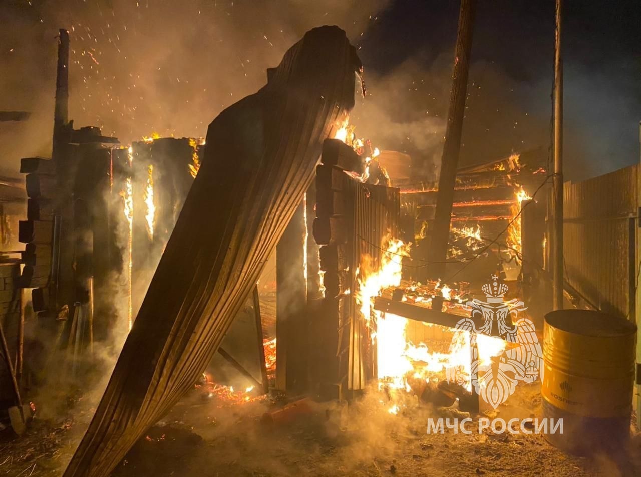 В Орске сильный пожар уничтожил крышу дома и гараж с имуществом жильцов |  06.12.2022 | Новости Оренбурга - БезФормата