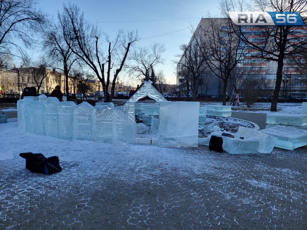 В Оренбурге в сквере перед Домом Советов развернулось настоящее ледяное шоу  | 15.12.2022 | Новости Оренбурга - БезФормата