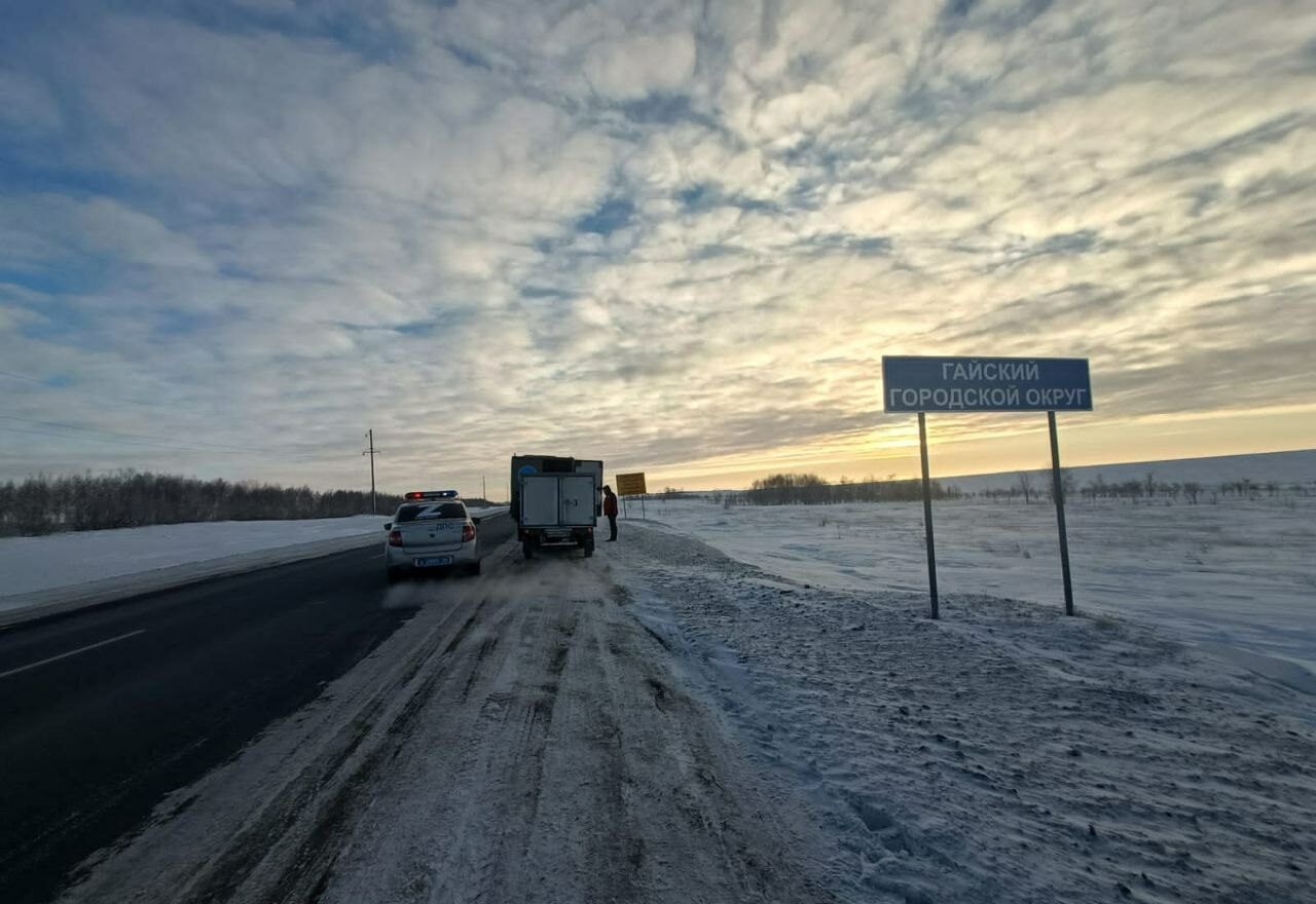 Полицейские помогли водителю, у которого сломался автомобиль на трассе  Оренбург-Орск | 11.01.2023 | Новости Оренбурга - БезФормата