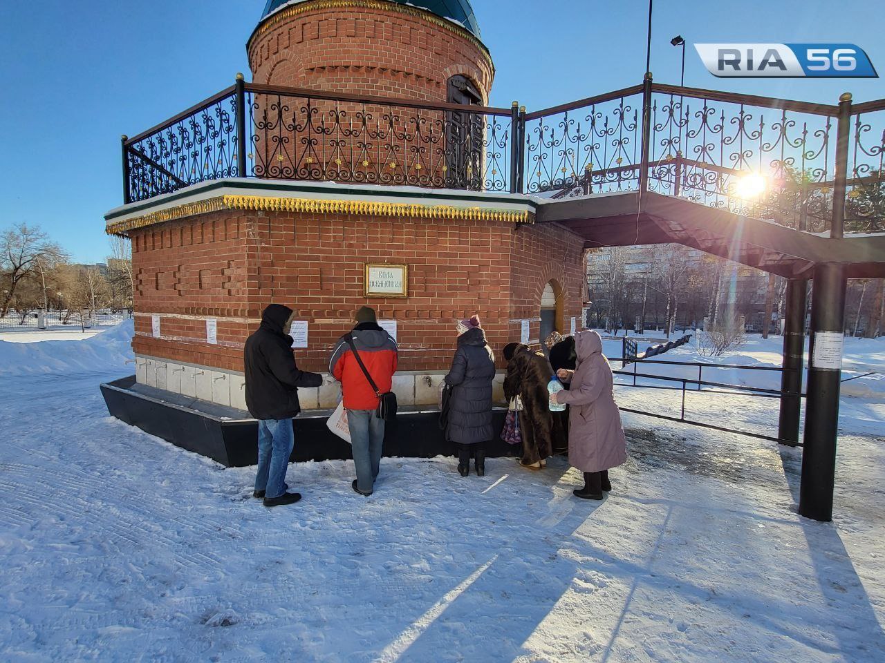 Православные оренбуржцы начали набирать святую воду в храмах | 18.01.2023 |  Новости Оренбурга - БезФормата