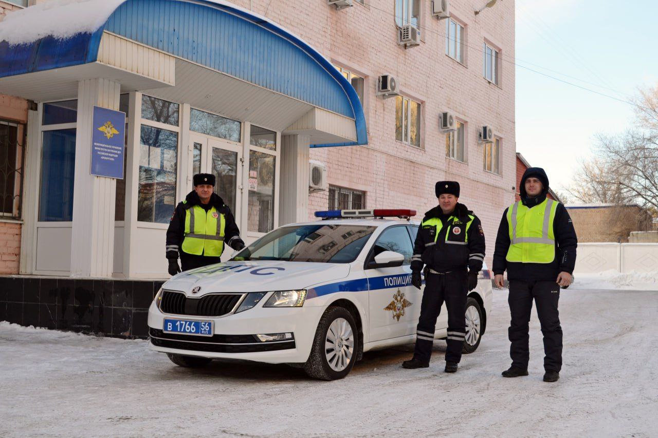 Инспекторы ДПС в сильный мороз помогли автоледи на трассе под Оренбургом |  19.01.2023 | Новости Оренбурга - БезФормата