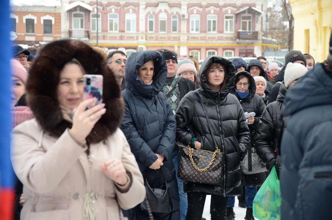 В Оренбурге на площади «Атриум» прошел митинг-концерт, посвященный Дню  защитника Отечества | 22.02.2023 | Новости Оренбурга - БезФормата