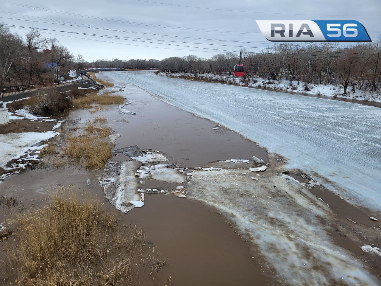Река урал в оренбурге уровень воды сегодня. Урал паводок. Лед на реке. Паводок Оренбург. Река Урал паводок.