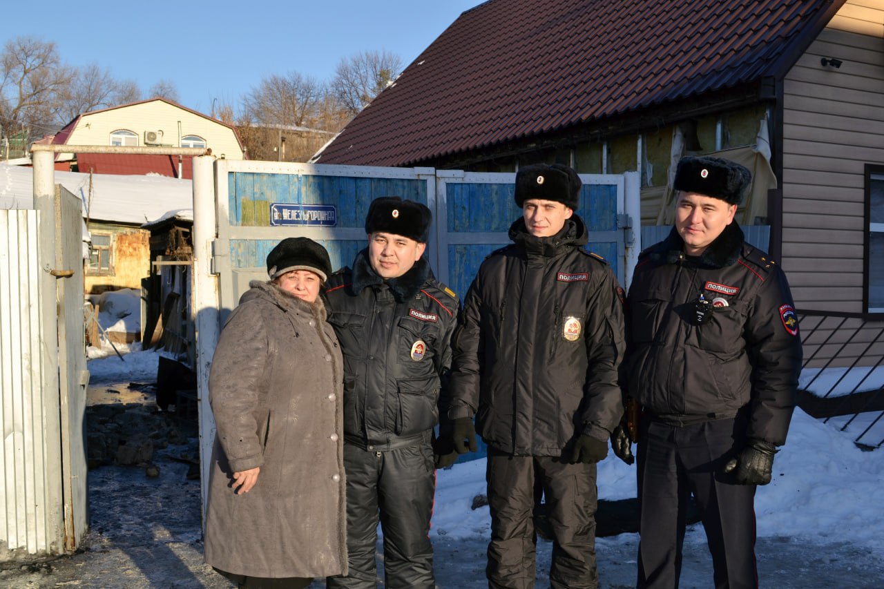 В Оренбурге трое полицейских спасли людей из горящего дома | 24.03.2023 |  Новости Оренбурга - БезФормата