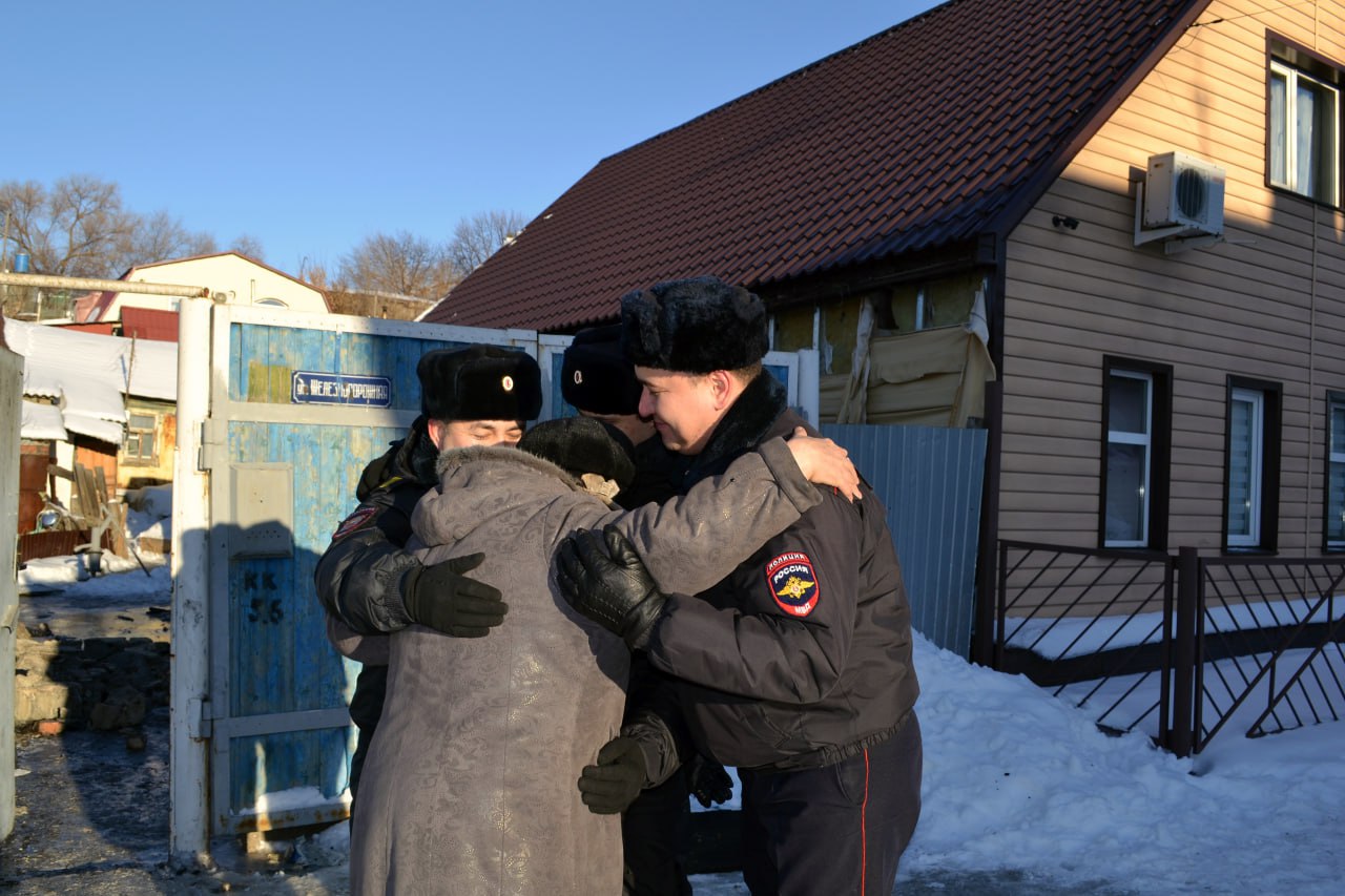 В Оренбурге трое полицейских спасли людей из горящего дома | 24.03.2023 |  Новости Оренбурга - БезФормата