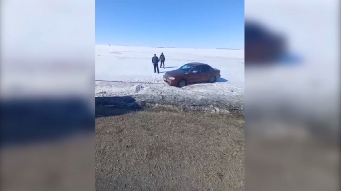 Начальник ГИБДД Домбаровки Азамат Юсупов помог автоледи вытащить авто из  кювета | 28.03.2023 | Новости Оренбурга - БезФормата