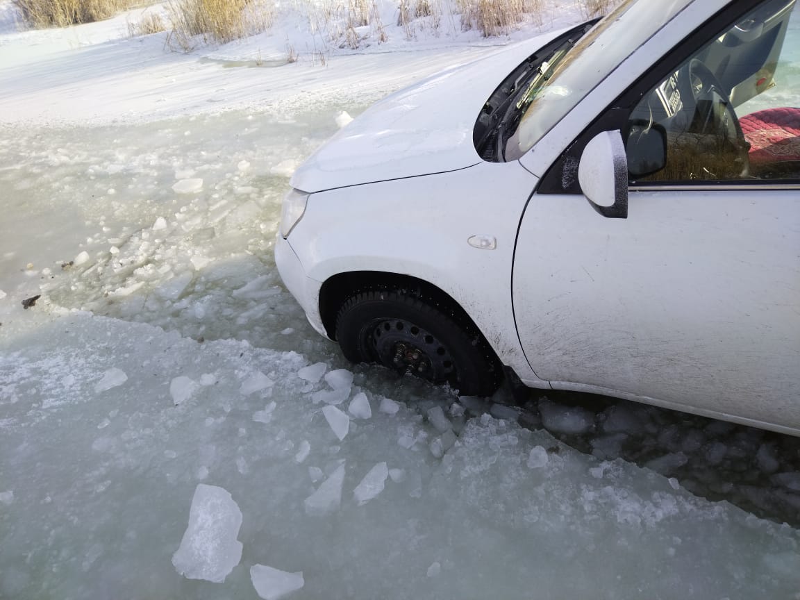 В Домбаровском районе полицейские помогли вытащить автомобиль, который  провалился в речку | 11.03.2023 | Новости Оренбурга - БезФормата