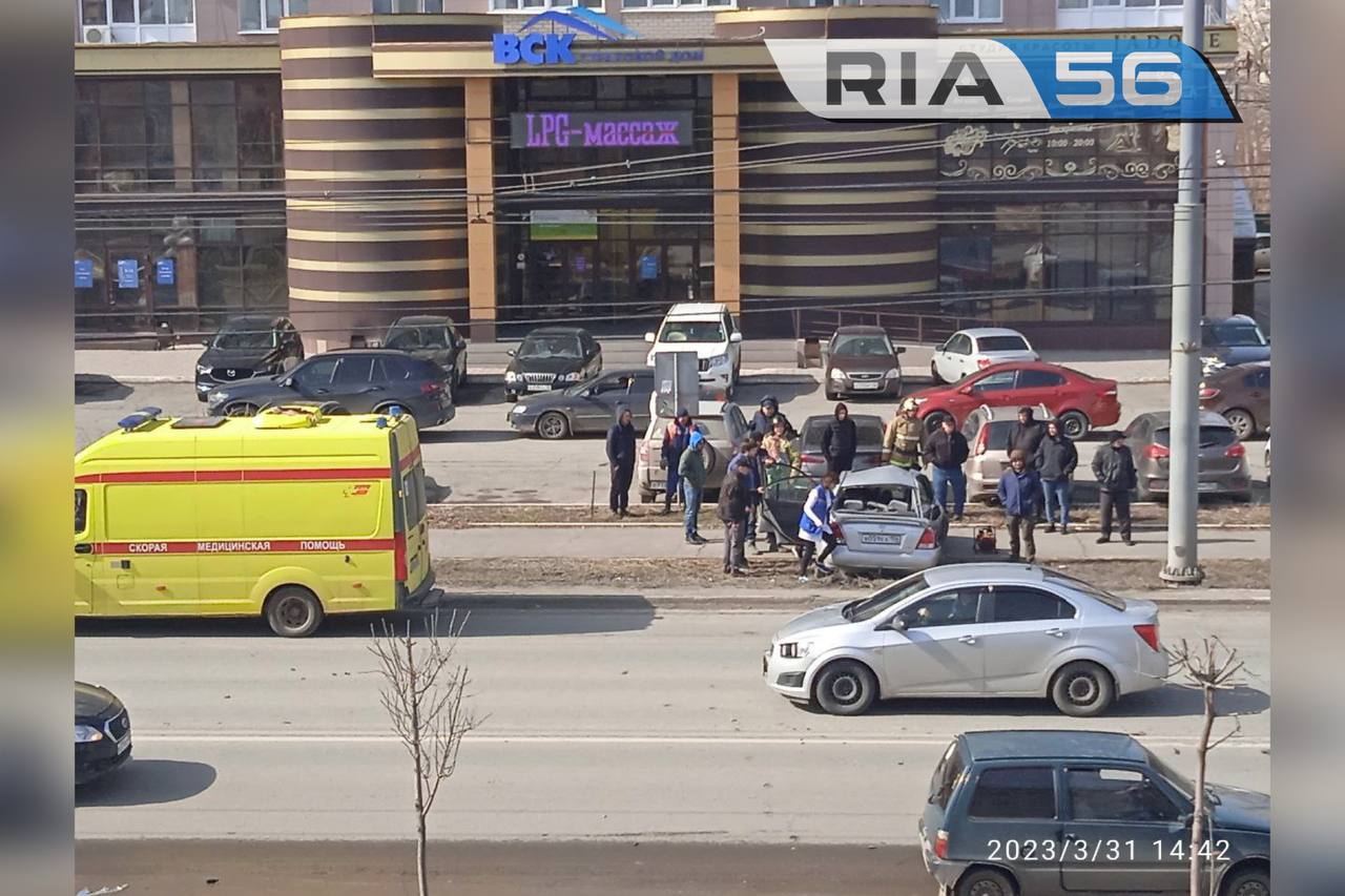 В Оренбурге в ДТП на проспекте Победы пострадала девушка | 31.03.2023 |  Новости Оренбурга - БезФормата