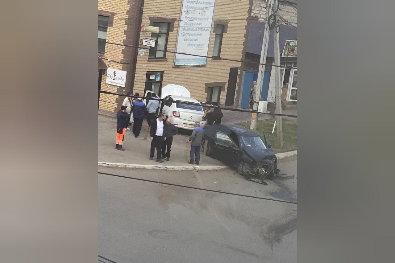 В Бузулуке автомобиль такси протаранил офисное здание | 24.04.2023 |  Новости Оренбурга - БезФормата