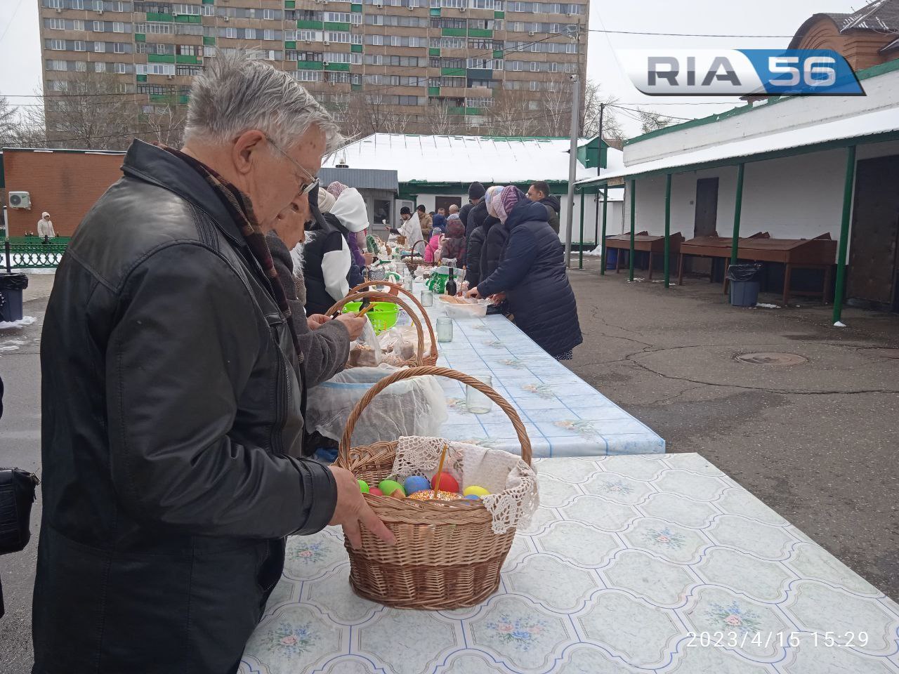 Оренбуржцы несут в храмы пасхальные куличи и яйца для освящения |  15.04.2023 | Новости Оренбурга - БезФормата