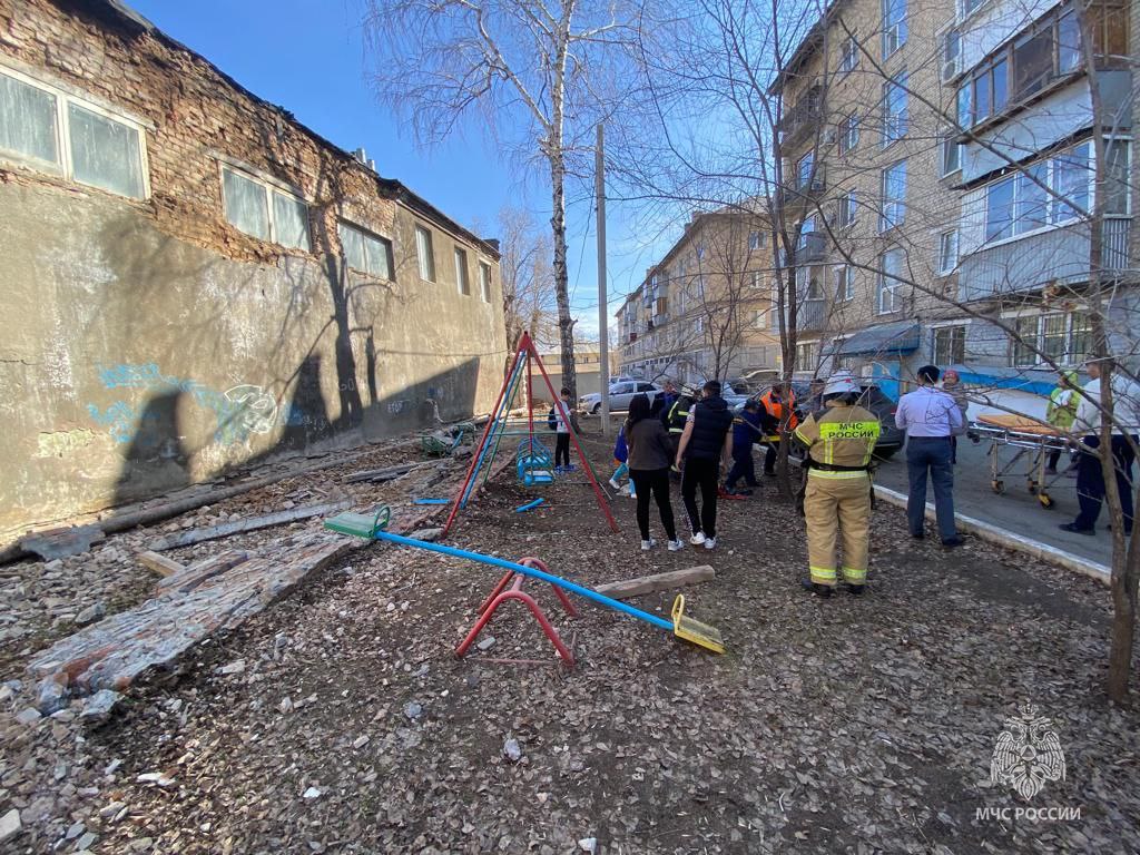 В Оренбурге пострадал подросток из-за обрушения штукатурки здания на  Братьев Коростелевых | 04.04.2023 | Новости Оренбурга - БезФормата