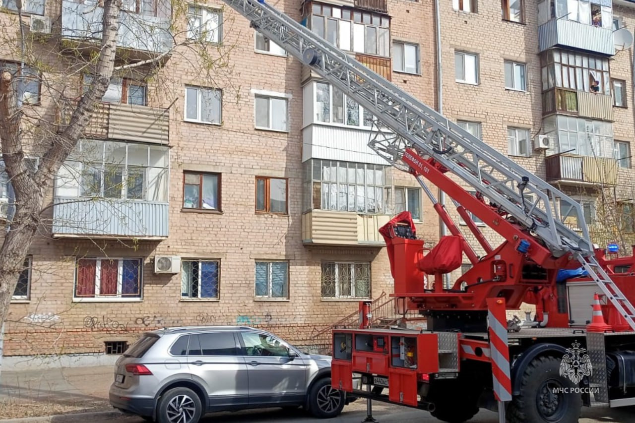 В Оренбурге применяли пожарную лестницу для помощи запертой на балконе  пенсионерке | 12.04.2023 | Новости Оренбурга - БезФормата