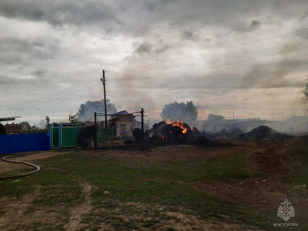 На сильном пожаре в Илекском районе сгорели крыша дома, 4 бани, 6 сараев и  автомобиль | 19.05.2023 | Новости Оренбурга - БезФормата