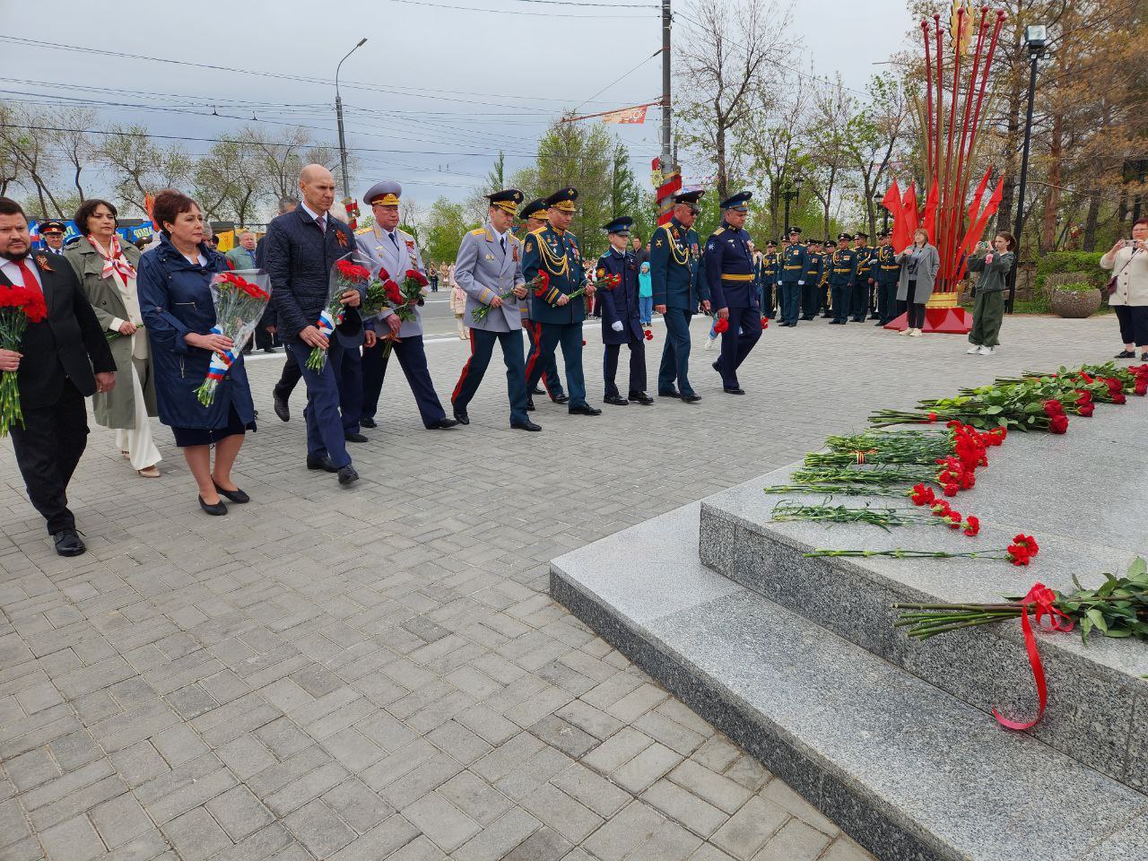 В Оренбурге прошло торжественное возложение цветов к мемориалам |  08.05.2023 | Новости Оренбурга - БезФормата