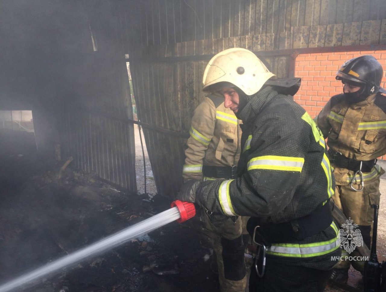 В Оренбурге тушат пожар у жилого дома на улице Спартаковской | 11.05.2023 |  Новости Оренбурга - БезФормата