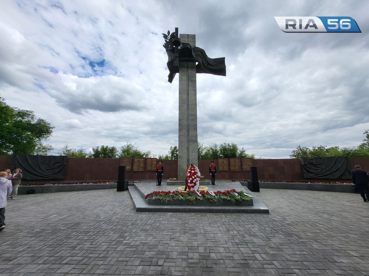 В Оренбурге в День памяти и скорби возложили цветы к Вечному огню |  22.06.2023 | Новости Оренбурга - БезФормата