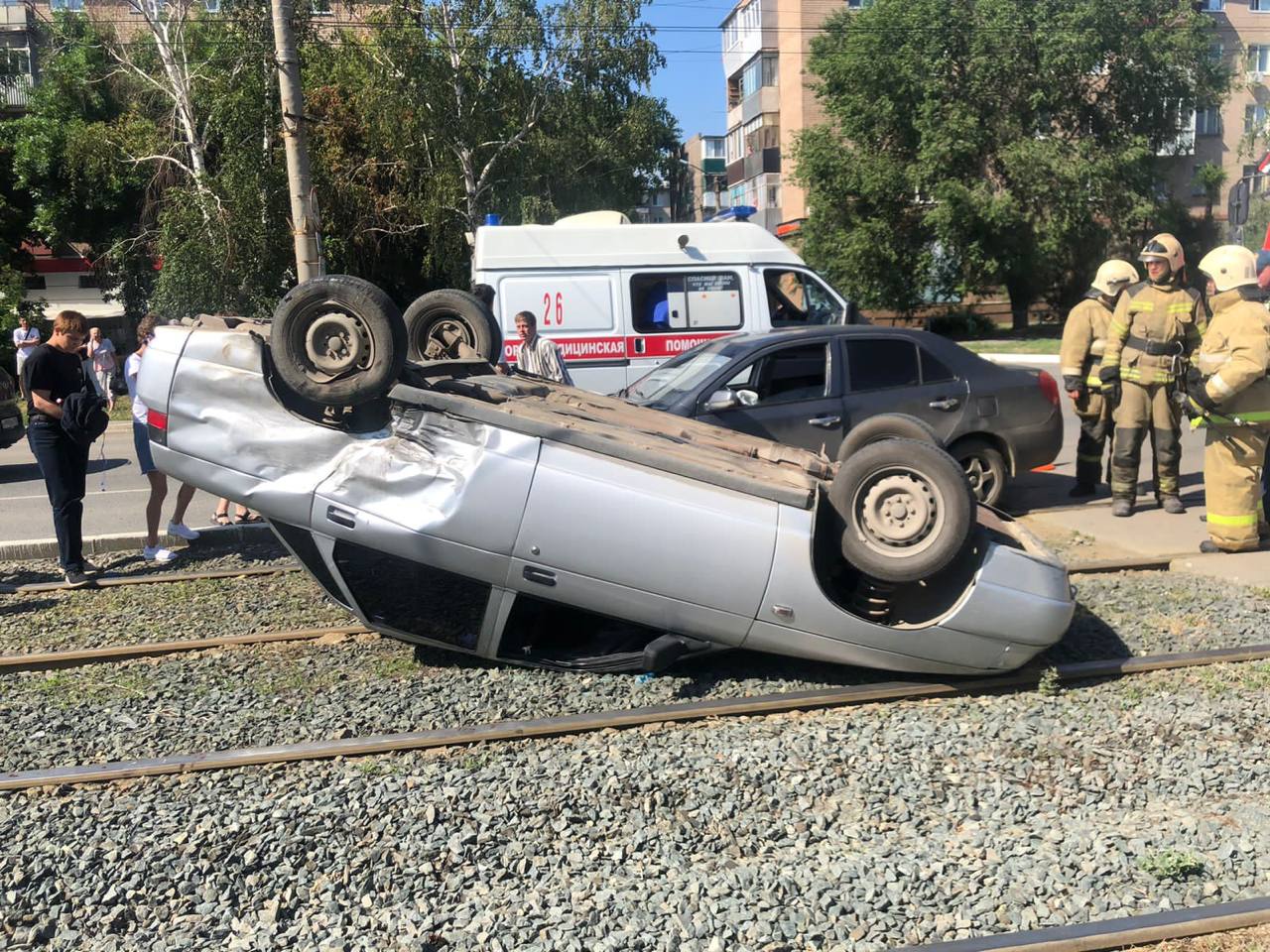 В Орске «десятка» легла на крышу после ДТП с Geely MK, водитель «ВАЗа»  госпитализирован | 05.07.2023 | Новости Оренбурга - БезФормата