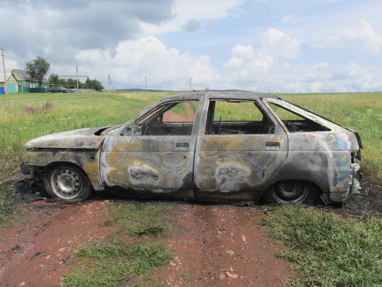 В Тюльганском районе во дворе дома полностью сгорел автомобиль | 22.07.2023  | Новости Оренбурга - БезФормата