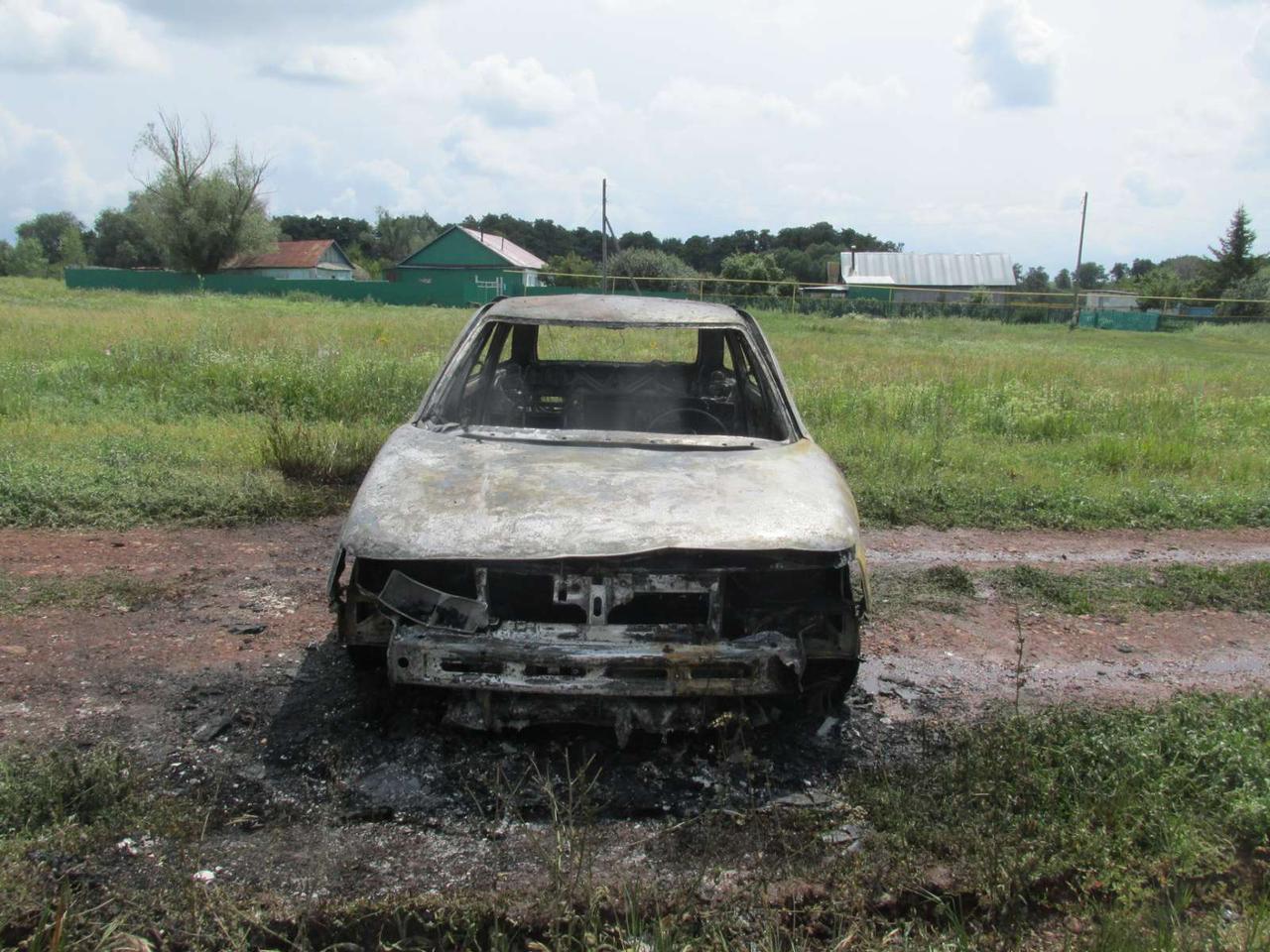 В Тюльганском районе во дворе дома полностью сгорел автомобиль | 22.07.2023  | Новости Оренбурга - БезФормата