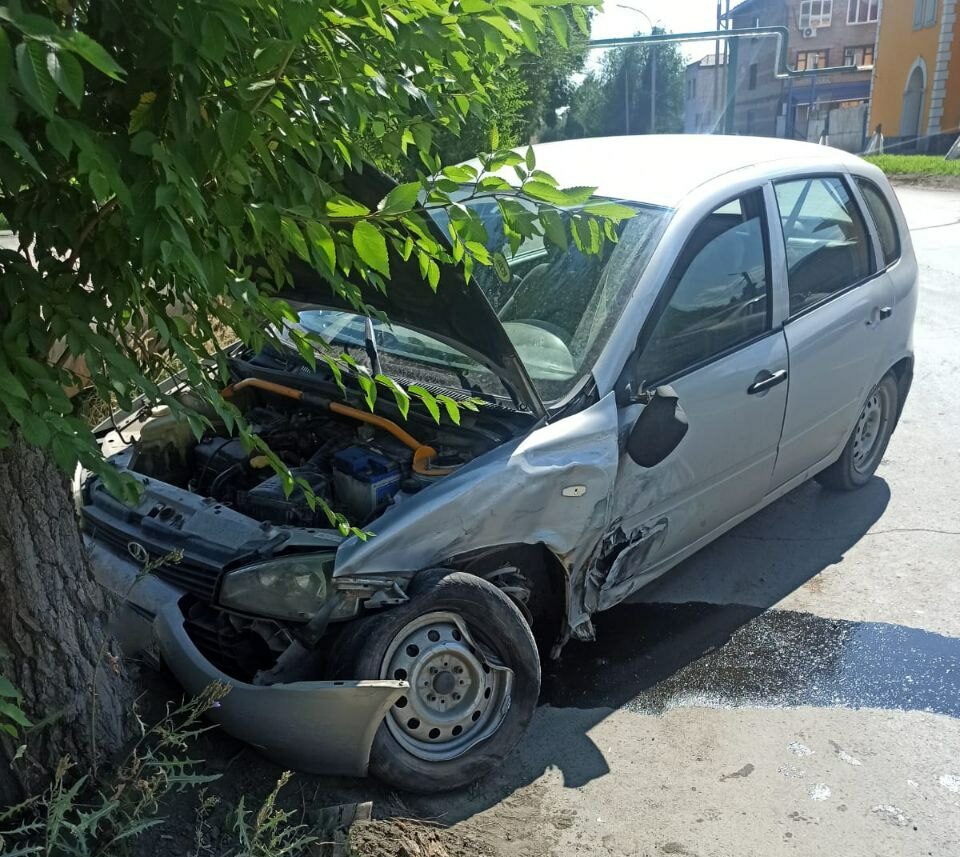 Автоледи на BMW в Новотроицке столкнулась с «Лада Калина» и влетела в  дерево | 05.07.2023 | Новости Оренбурга - БезФормата