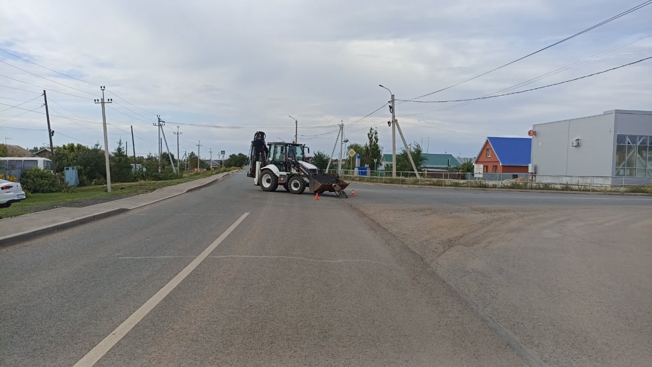 В Оренбурге экскаватор-погрузчик сбил 33-летнего велосипедиста на улице  Ростошинской | 25.07.2023 | Новости Оренбурга - БезФормата