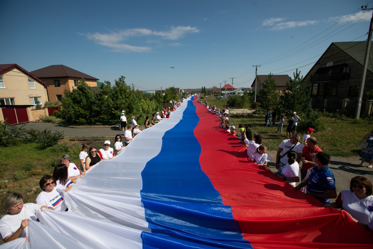 В Подгородней Покровке развернут флаг длиной 1600 метров и шириной 4,5  метра | 18.08.2023 | Новости Оренбурга - БезФормата