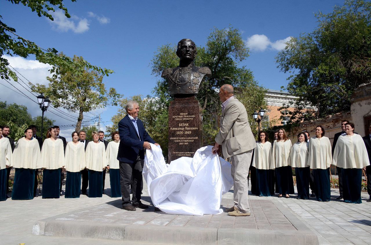 В Оренбурге открыли памятник генерал-губернатору Александру Безаку .