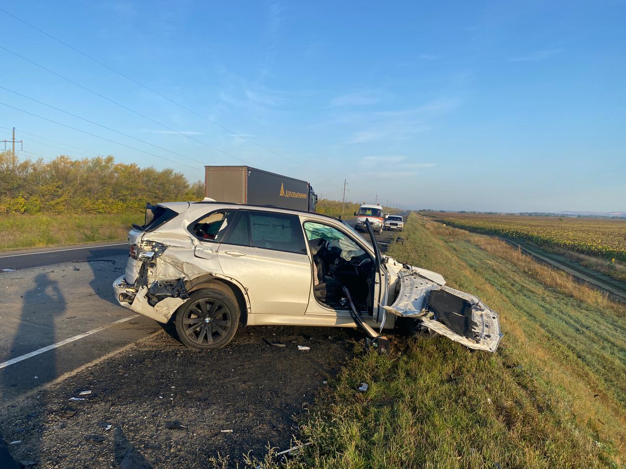 Автокатастрофа под Сорочинском. Водитель BMW разбился насмерть, врезавшись  в две фуры | 14.09.2023 | Новости Оренбурга - БезФормата