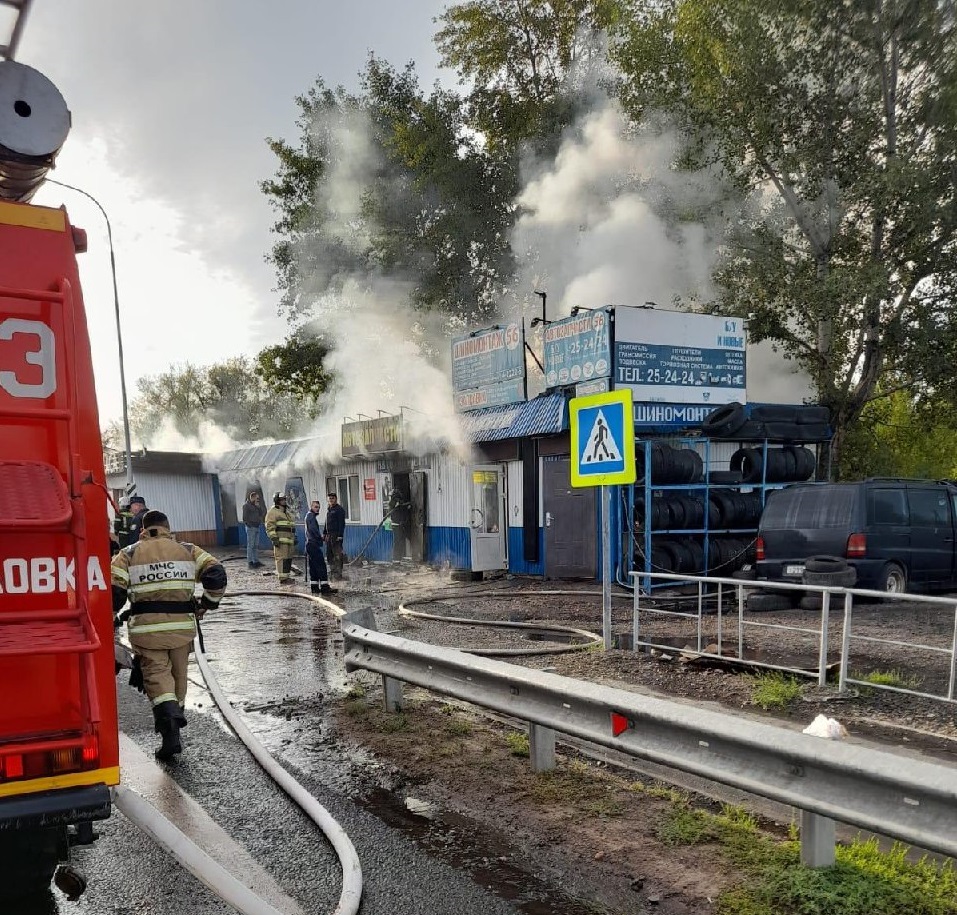 На трассе по дороге в Оренбург сгорел шиномонтаж и автомагазин | 12.09.2023  | Новости Оренбурга - БезФормата