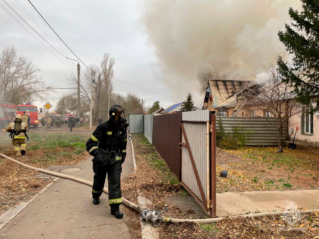 В Оренбурге потушили пожар в двухквартирном доме на улице Илекской |  03.11.2023 | Новости Оренбурга - БезФормата