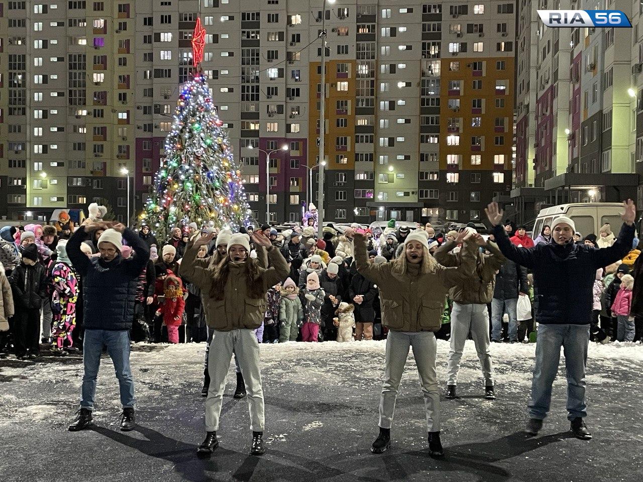 В Оренбурге зажигают огни на праздничных новогодних елках | 19.12.2023 |  Новости Оренбурга - БезФормата