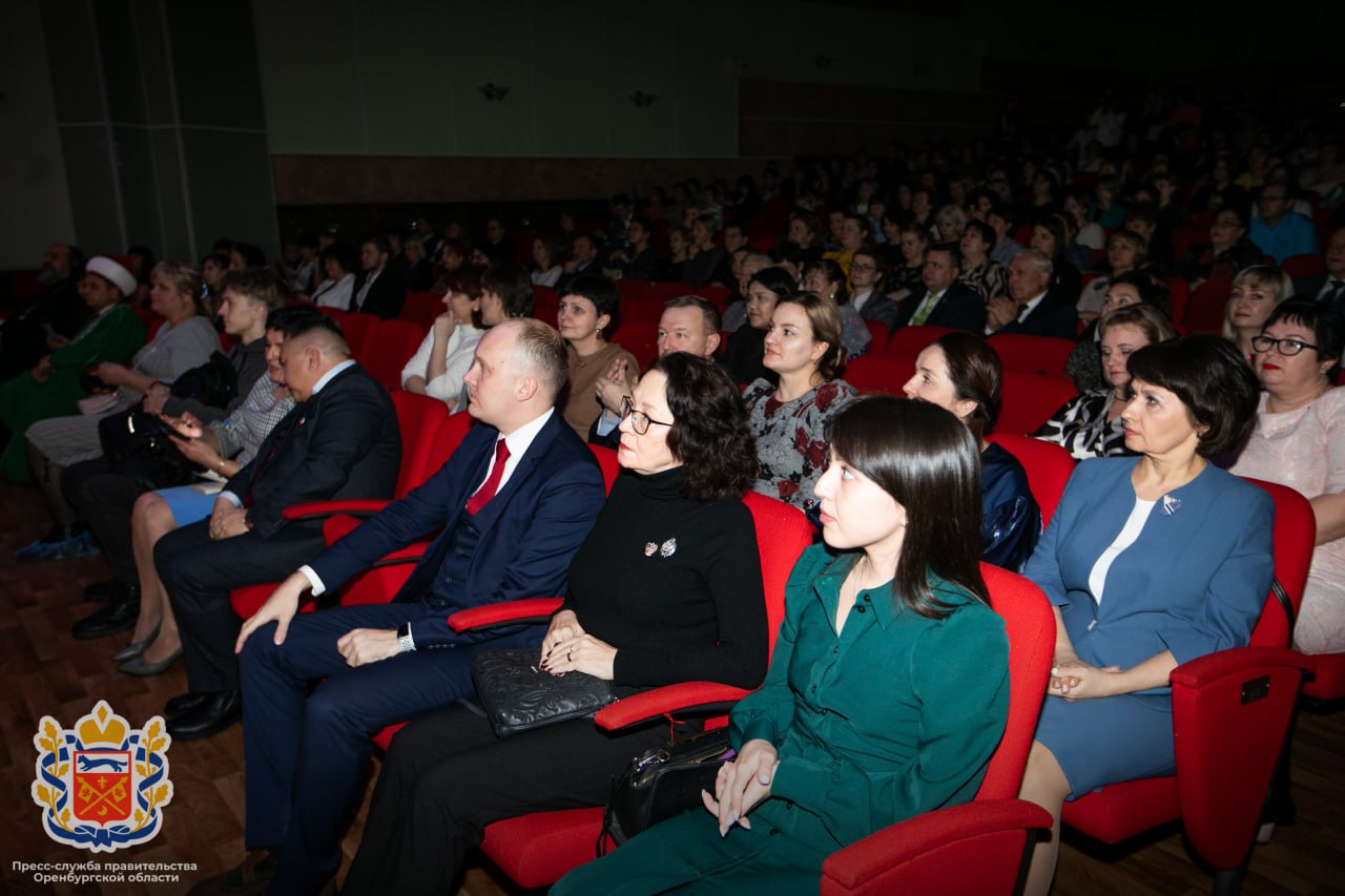 В Оренбурге состоялся праздничный концерт «Весь мир в твоих руках,  Учитель!» — Новости Оренбурга и Оренбургской области на РИА56