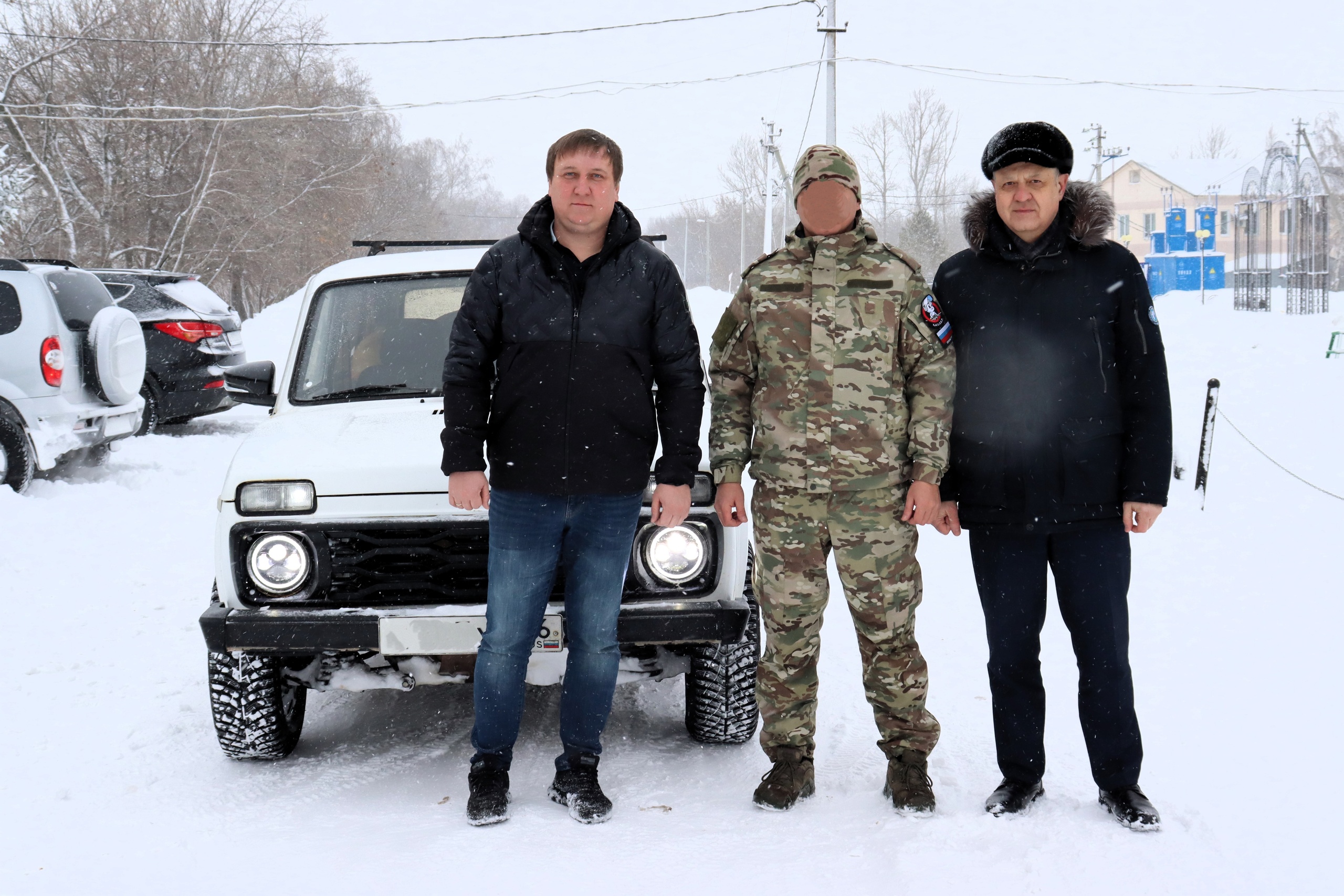 Жители Красногвардейского района передали «Ниву» бойцу с позывным «Каспер»  | 15.01.2024 | Новости Оренбурга - БезФормата