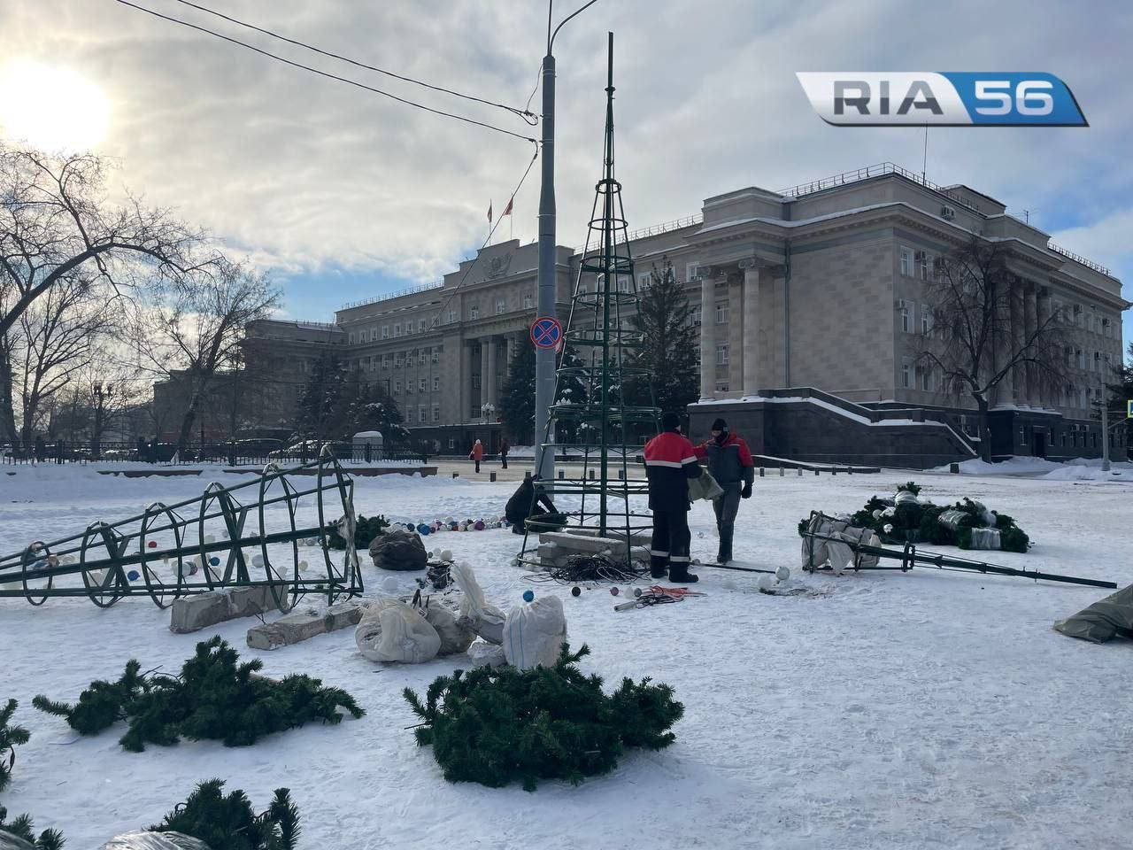 До свиданья, елочка! Новогодний городок в Оренбурге закончил свою работу —  Новости Оренбурга и Оренбургской области на РИА56