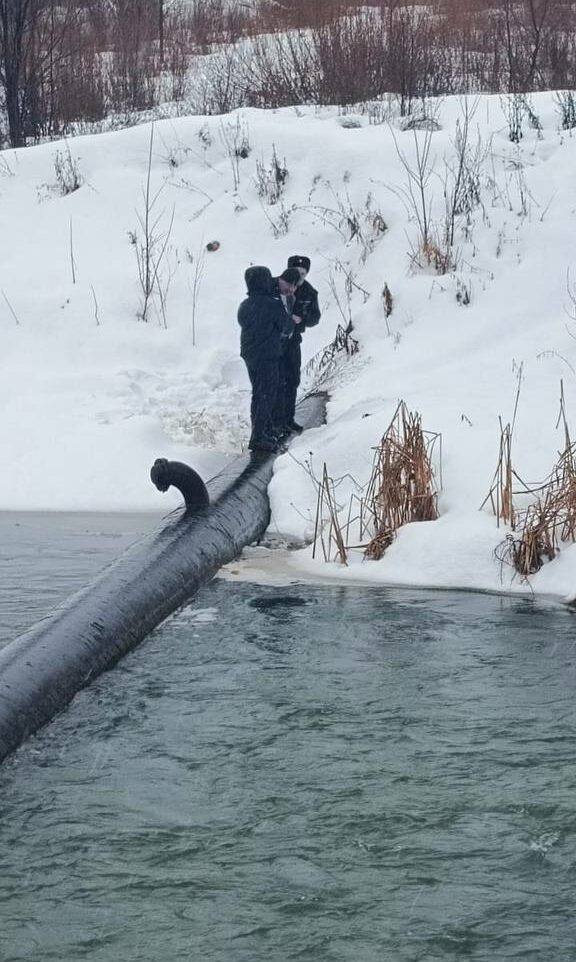 Незамерзшая река. Бузулук утонул в реке.