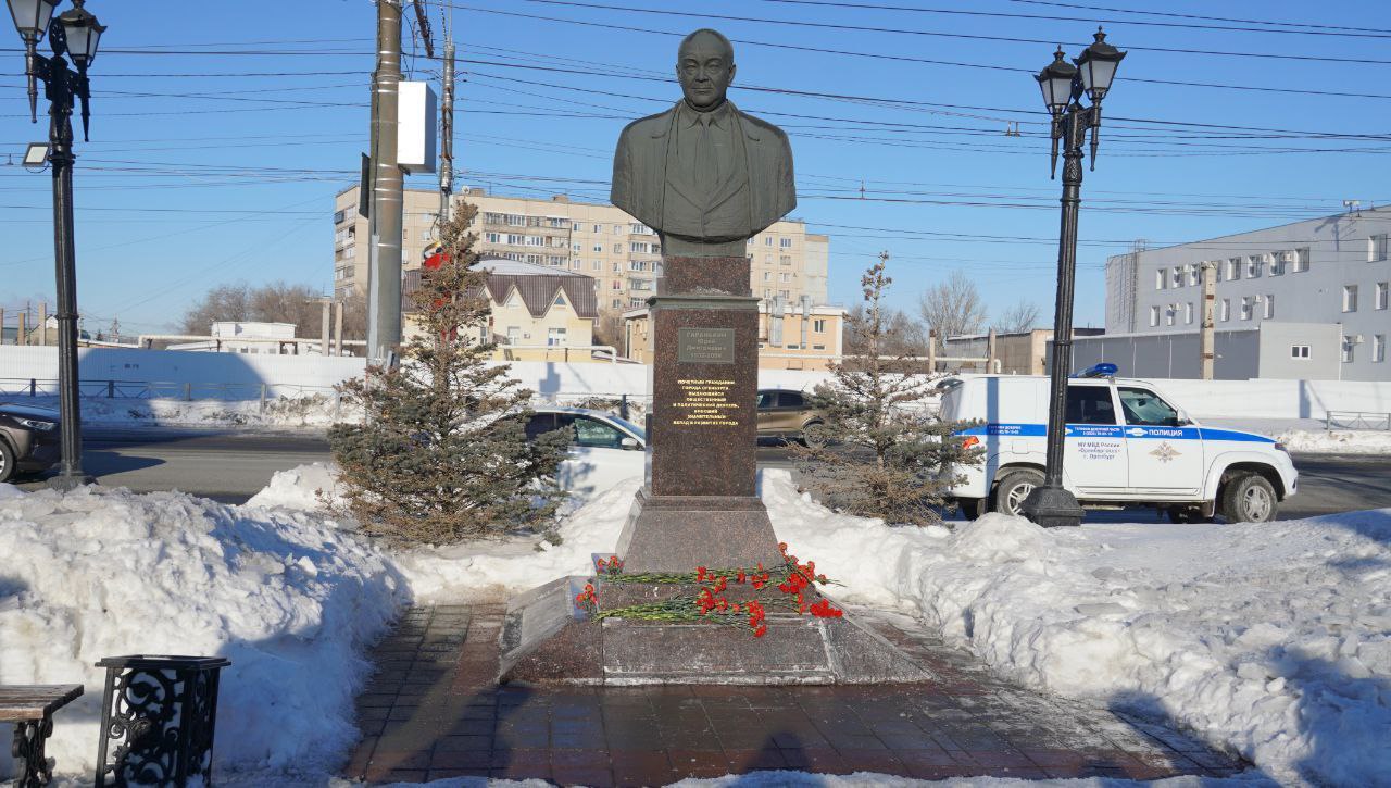 В Оренбурге почтили память Почетного гражданина города Юрия Гаранькина —  Новости Оренбурга и Оренбургской области на РИА56