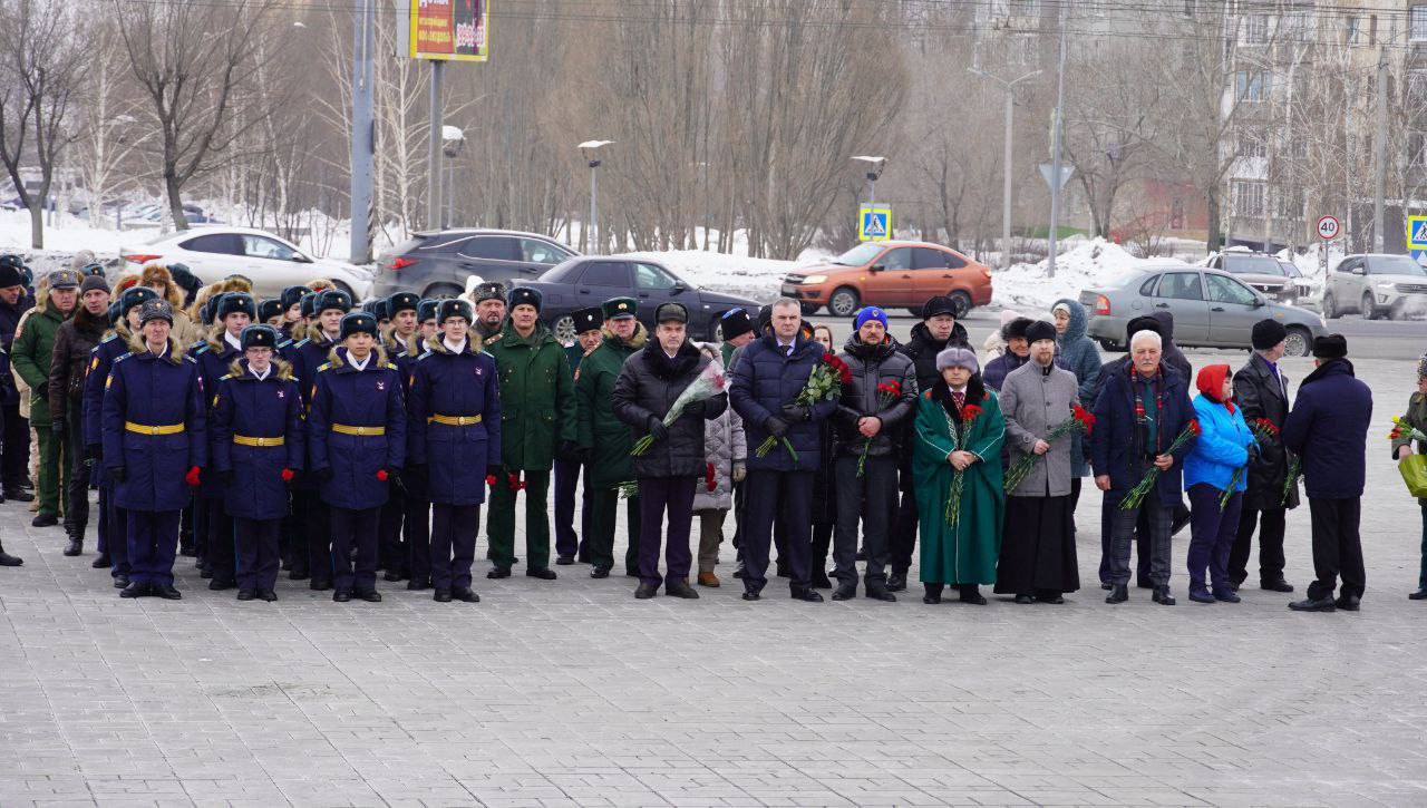 В Оренбурге почтили память первого космонавта Земли Юрия Гагарина — Новости  Оренбурга и Оренбургской области на РИА56