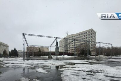 На площади Ленина в Оренбурге вовсю идет монтаж трибун к 9 мая