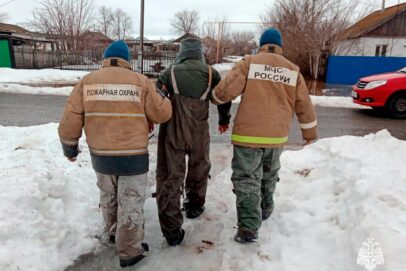 Из подтопленных сел в Оренбуржье эвакуировали взрослых и детей