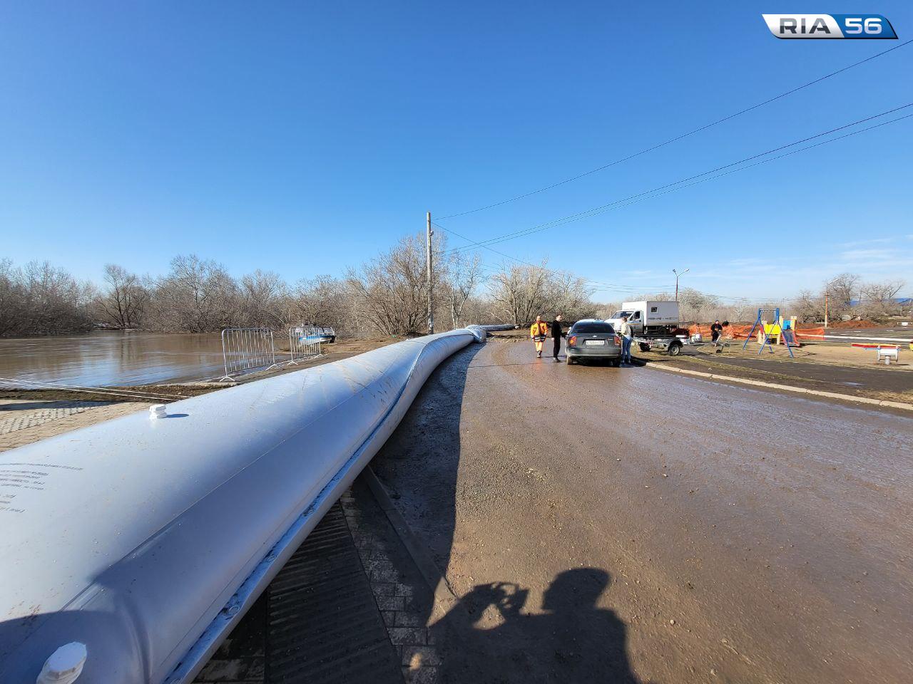 У микрорайона Солнечный в Оренбурге возводят водоналивную дамбу для защиты  от подтопления | 11.04.2024 | Новости Оренбурга - БезФормата