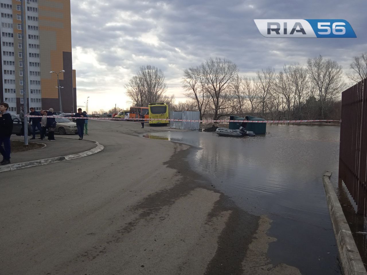 В Оренбурге на улице Уральской вода вплотную подошла к жилым домам —  Новости Оренбурга и Оренбургской области на РИА56