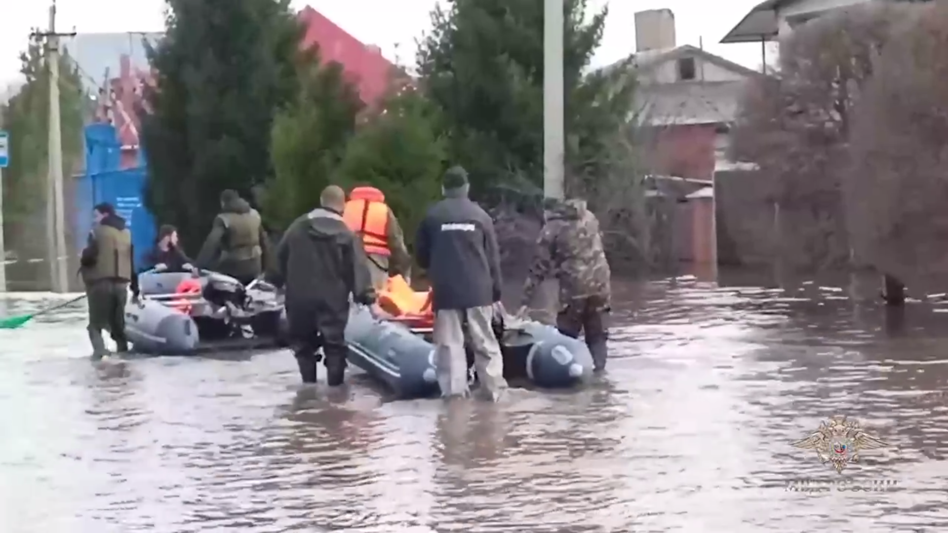 В Оренбурге полицейские охраняют правопорядок на моторных лодках — Новости  Оренбурга и Оренбургской области на РИА56