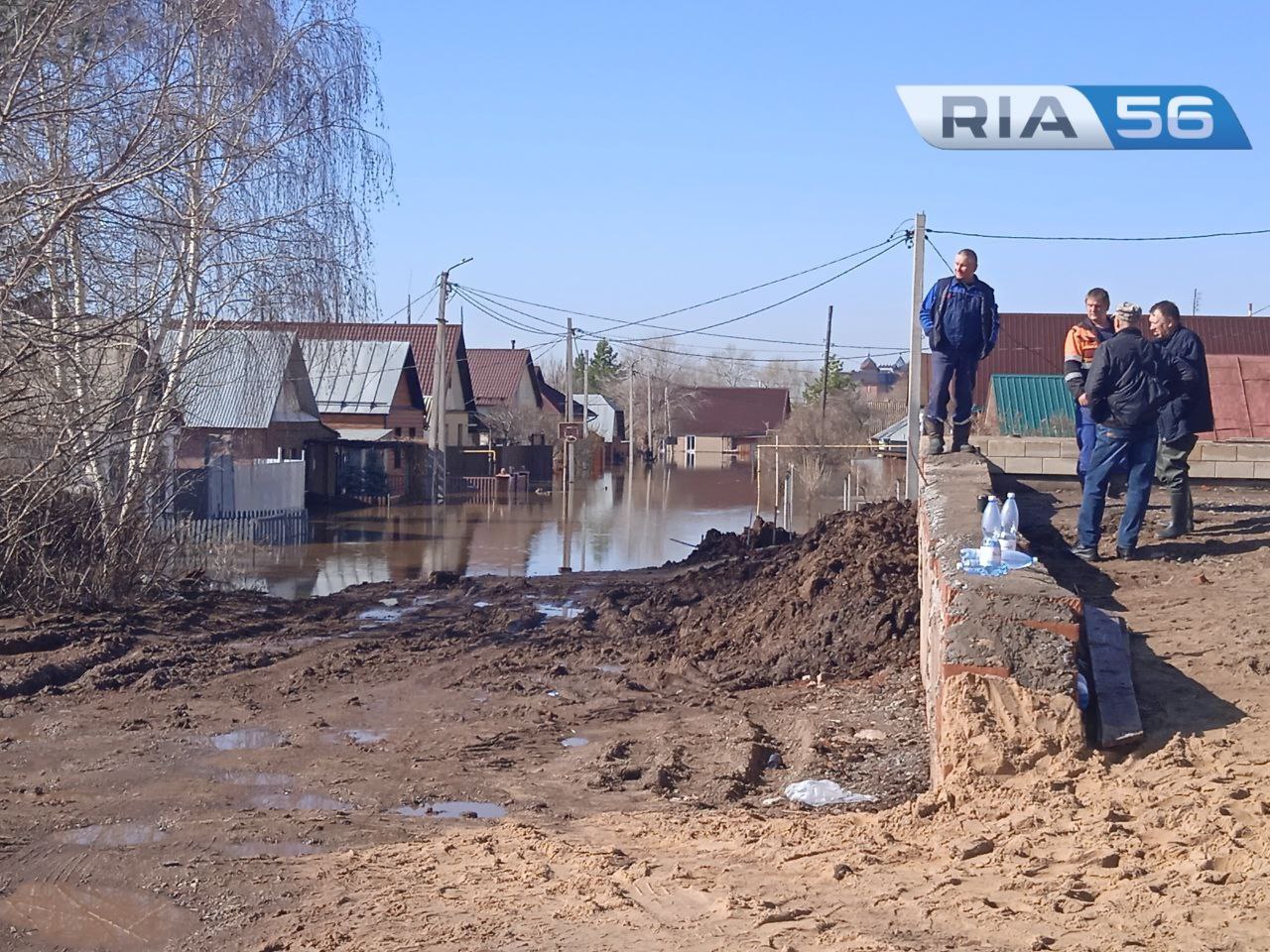 В Оренбурге Урал топит дома и гаражи на улице Красной | 11.04.2024 |  Новости Оренбурга - БезФормата