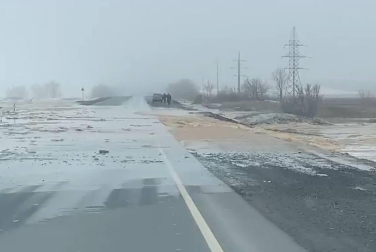 Паводок перекрыл движение автотранспорта на трассе Оренбург-Самара —  Новости Оренбурга и Оренбургской области на РИА56