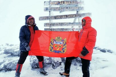 Анвар Искандаров из Сакмарского района установил флаг Оренбуржья на вершине Килиманджаро