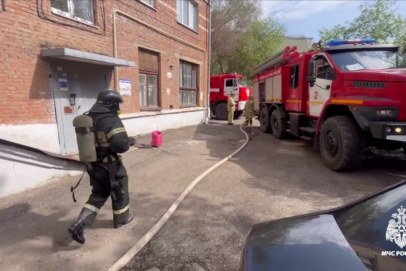 На пожаре в пятиэтажке на Краснознаменной в Оренбурге спасена женщина
