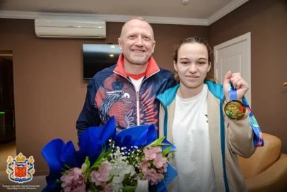 В Оренбурге торжественно встретили чемпионку Европы по плаванию Викторию Ищиулову