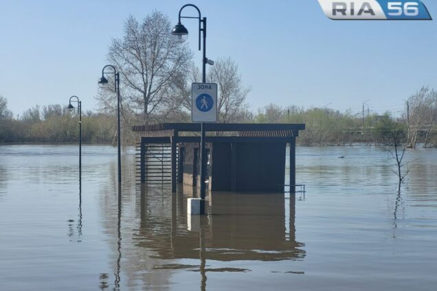 996 сантиметров — уровень воды в Урале у Оренбурга на 14:00