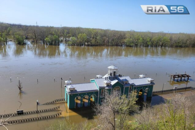 993 сантиметра — уровень воды в Урале у Оренбурга на 16:00