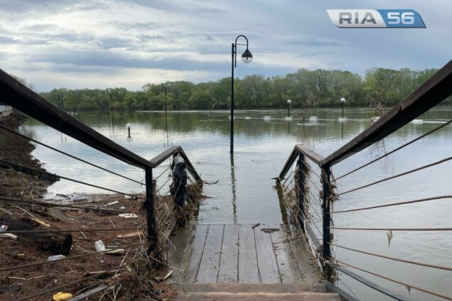 Остановился. 893 сантиметра — уровень воды в Урале у Оренбурга на 16.00